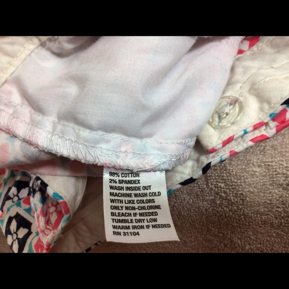 Woman’s Sz 8 CROWN & IVY Multicolor Shorts pre-own - Picture 7 of 7
